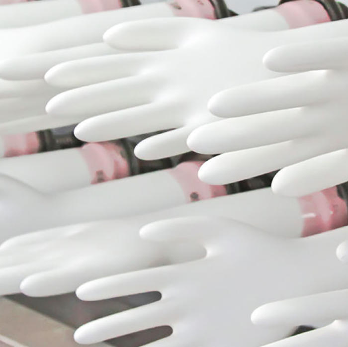 Die glatte Oberfläche polymerbeschichteter Handschuhe erhöht den Komfort bei längerem Tragen